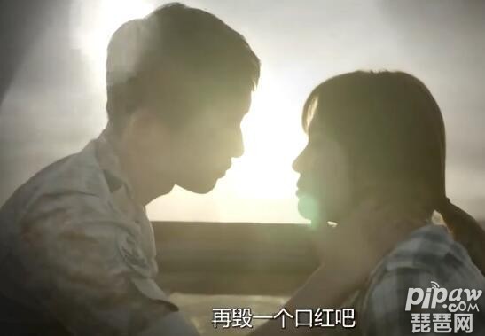 太阳的后裔第九集插曲 第九集的一开始就甜到不行,互相调侃到后来的真诚告白因为你才不走因为想和你在一起。这一集也是最高甜的的一集,最甜的就是加油站那真的是撩妹撩的高手中的高高手,本集共四次kiss,徐上士这集也很man,终于牵起了尹中蔚的手了,结尾处柳大尉有段man到不行的话因为他不想让姜医生做违背良心的事,所以只管让她做她自己,剩下的都由他来善后。这一集宋仲基和宋慧乔在车上的告白后终于接吻了,在车上接吻的所有插曲《you are my everything》是尹美莱的《ALWAYS》和K.